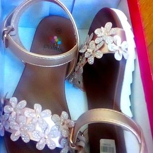 Brand new shoes no heels 😁 M size 1 nice light brown 🤎 from Palms.